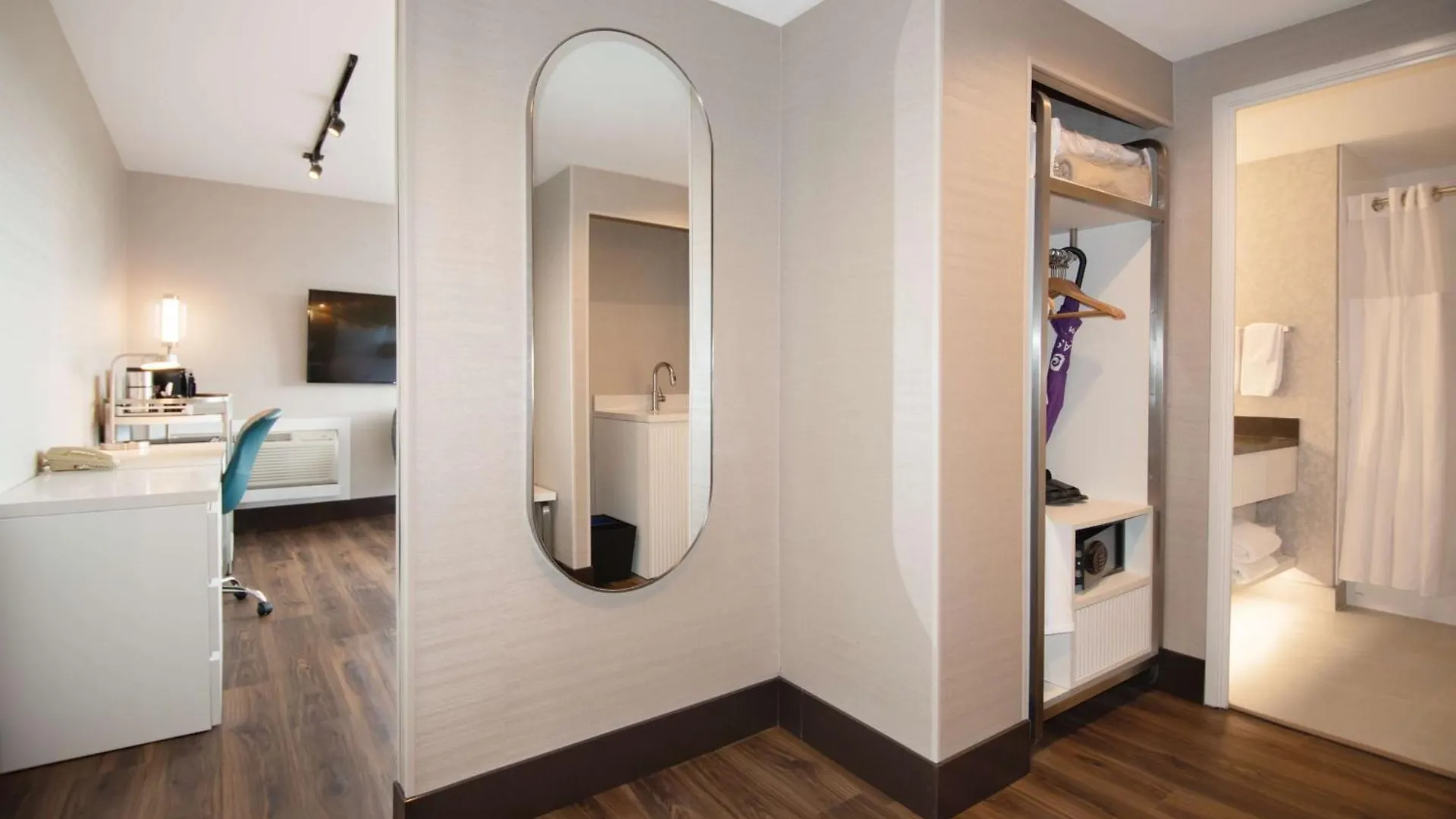 Coast Victoria Hotel & Marina By Apa
