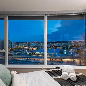 Apartment In Downtown - Near Rogers Arena 