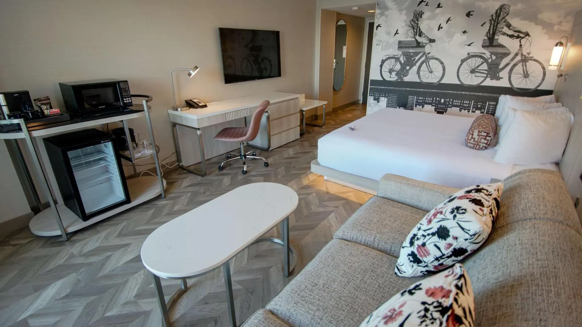 Coast Victoria Hotel & Marina By Apa