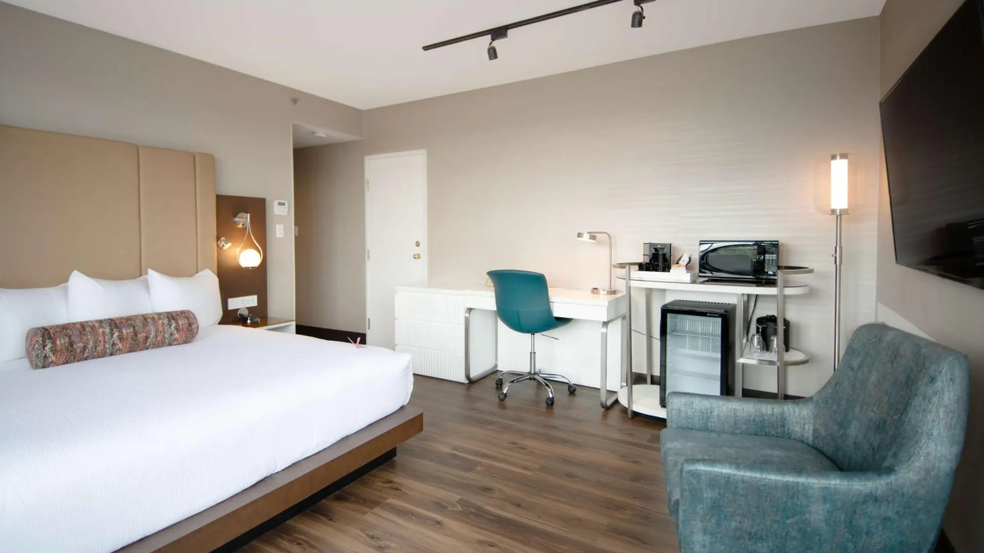 Coast Victoria Hotel & Marina By Apa