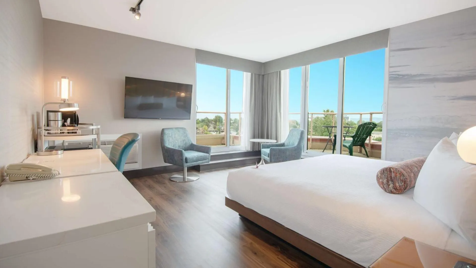 Coast Victoria Hotel & Marina By Apa